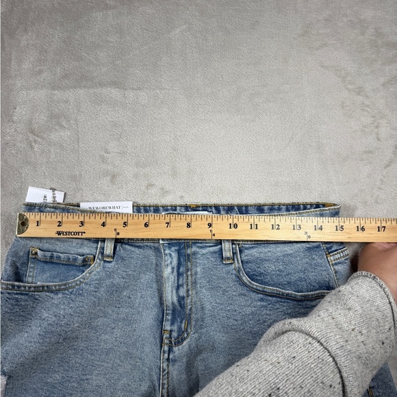 NWT WeWoreWhat Low Rise Rolled Light Vintage Distressed Denim Jean Shorts 26 - Picture 5 of 16